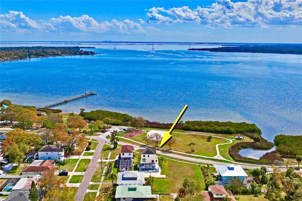 402 SHORE DRIVE W
