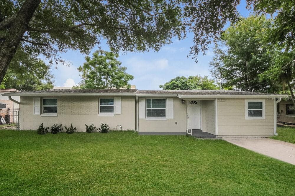 302 SPRING LAKE CIRCLE OCOEE, FL 34761
