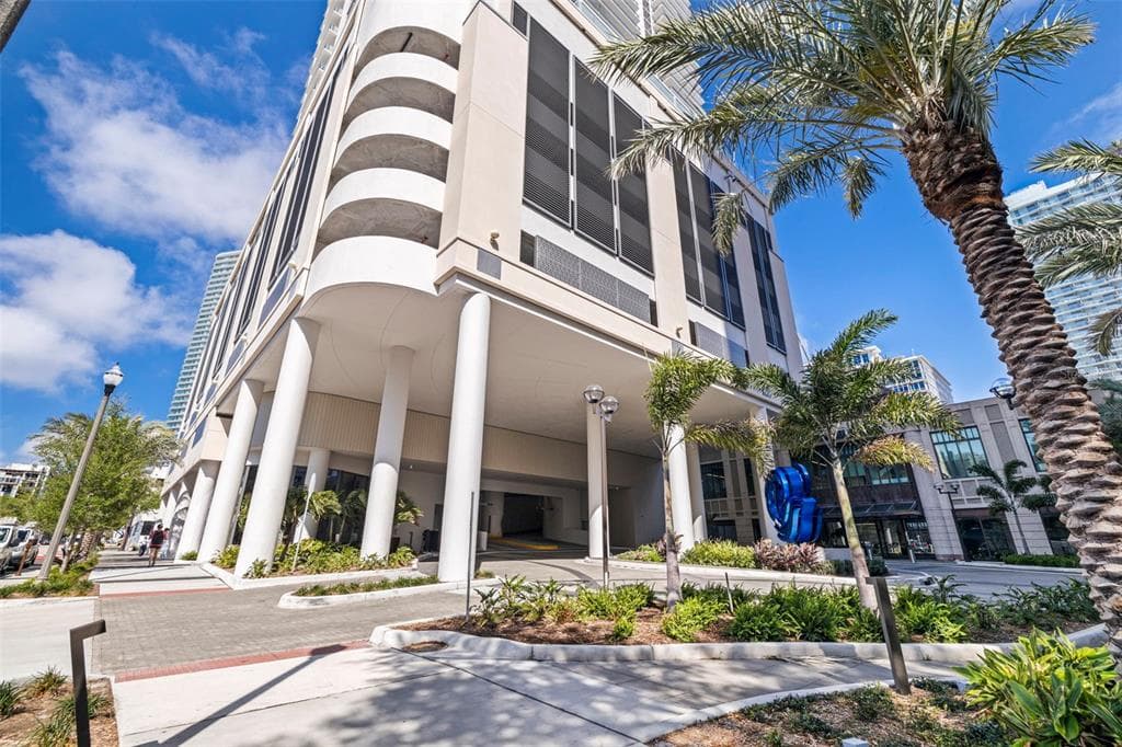 275 1ST AVENUE S UNIT 2201 ST PETERSBURG, FL 33701