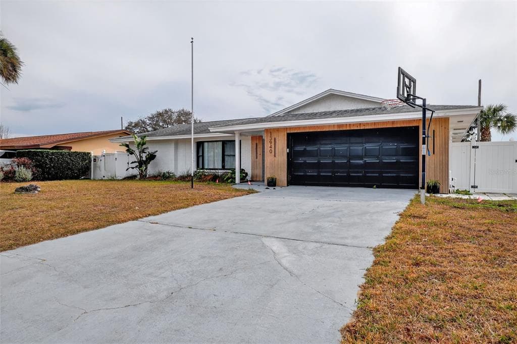 13940 ANTIGUA DRIVE SEMINOLE, FL 33776