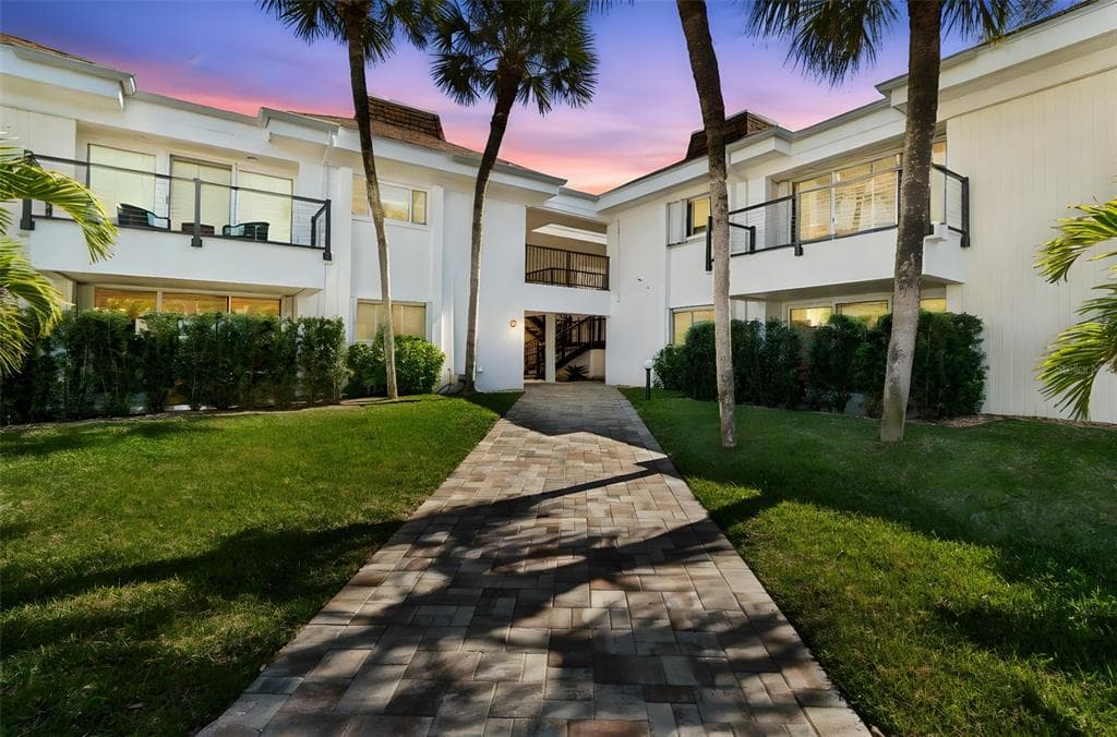 311 ISLAND WAY UNIT 203 CLEARWATER BEACH, FL 33767