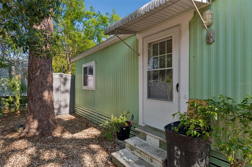 823 ELKAN DRIVE TARPON SPRINGS, FL 34689