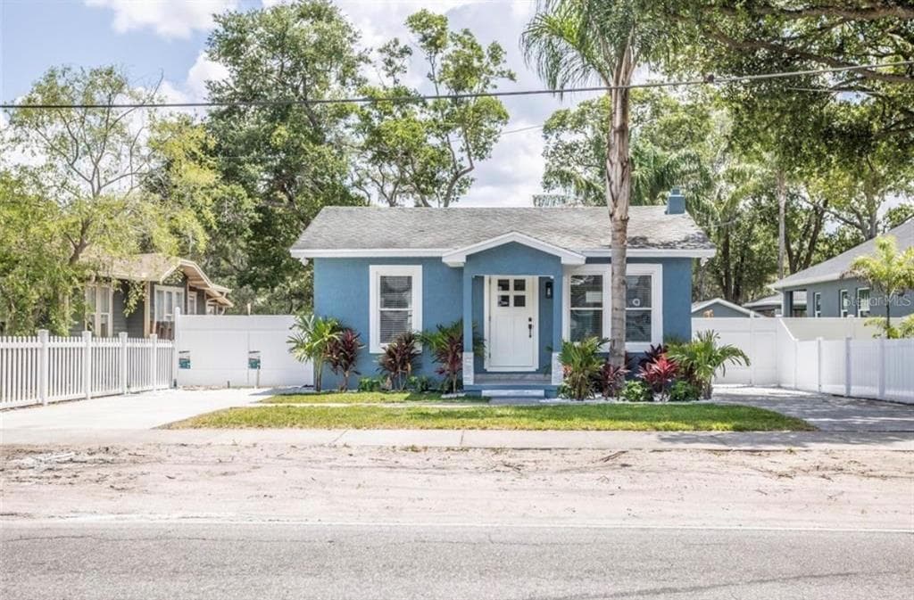 8907 N BOULEVARD TAMPA, FL 33604