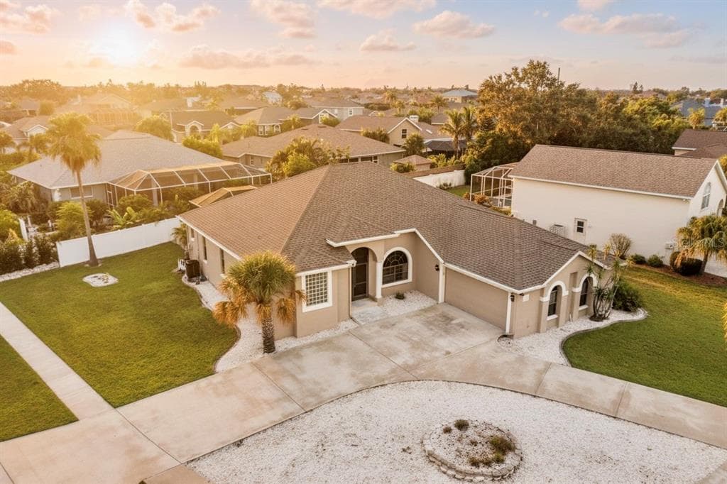 821 GREENVIEW DR APOLLO BEACH, FL 33572