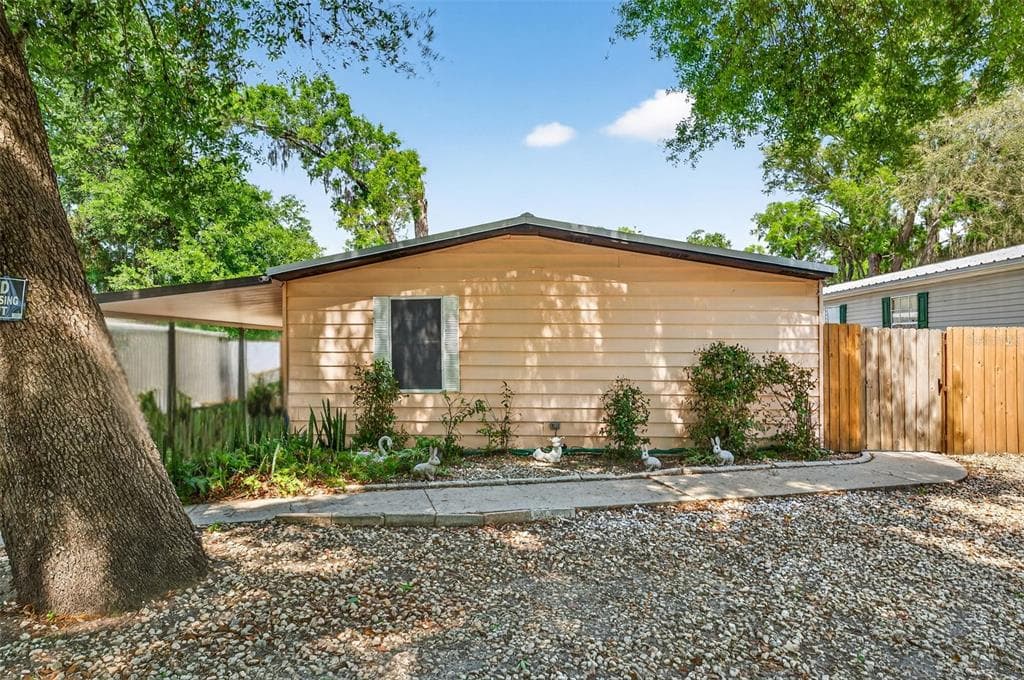 10510 BAY HILLS CIRCLE THONOTOSASSA, FL 33592