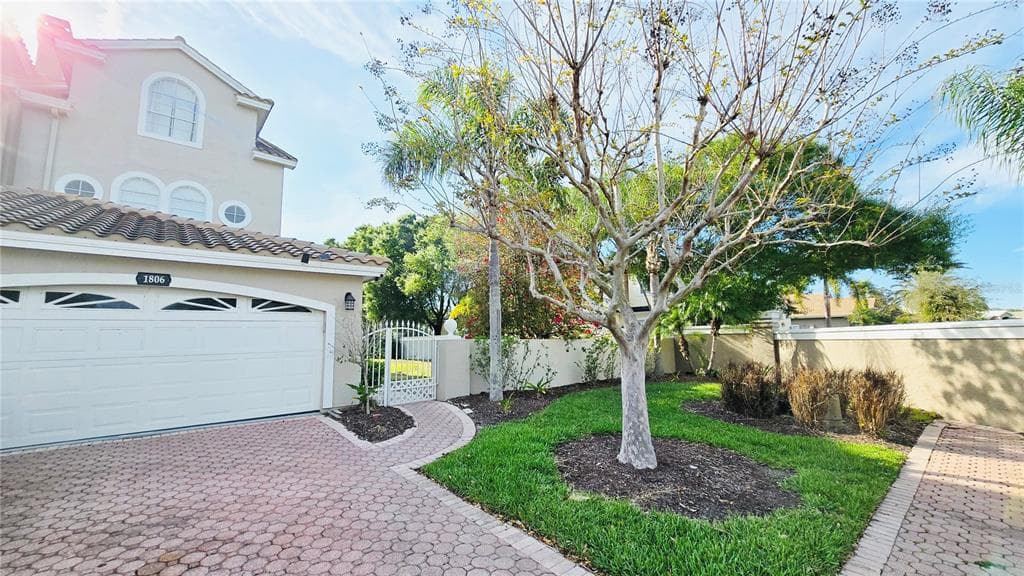 1806 LAGO VISTA BOULEVARD