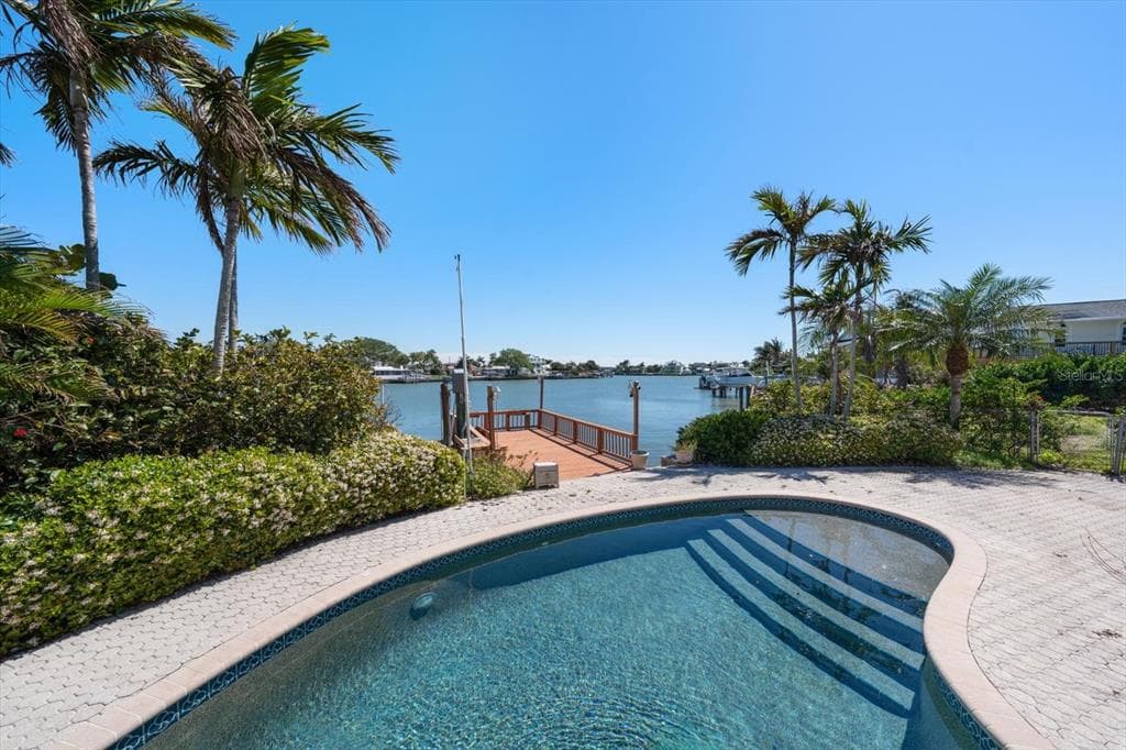 483 HARBOR DRIVE N INDIAN ROCKS BEACH, FL 33785
