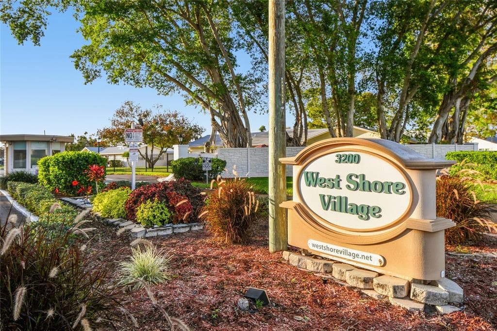 3280 37TH WAY S UNIT B ST PETERSBURG, FL 33711