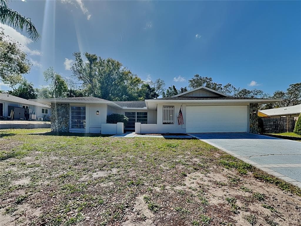 206 EARL STREET TARPON SPRINGS, FL 34689