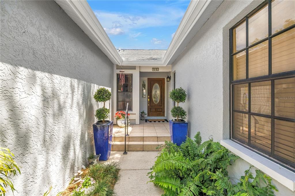 992 SAN CARLOS COURT NE ST PETERSBURG, FL 33702