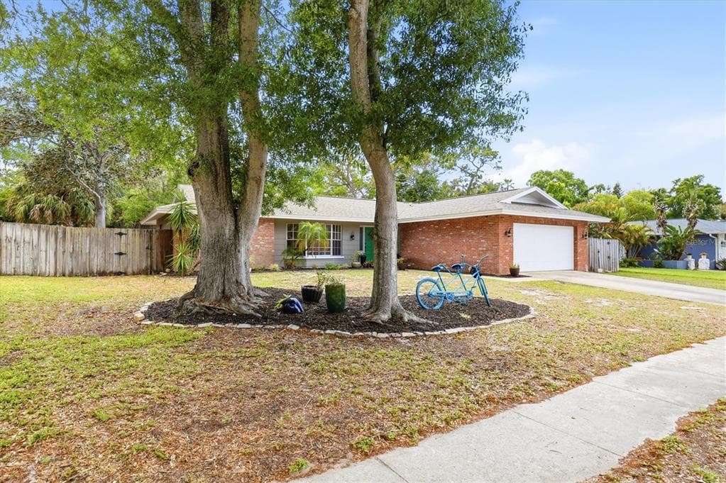 1143 LANCER LANE TARPON SPRINGS, FL 34689