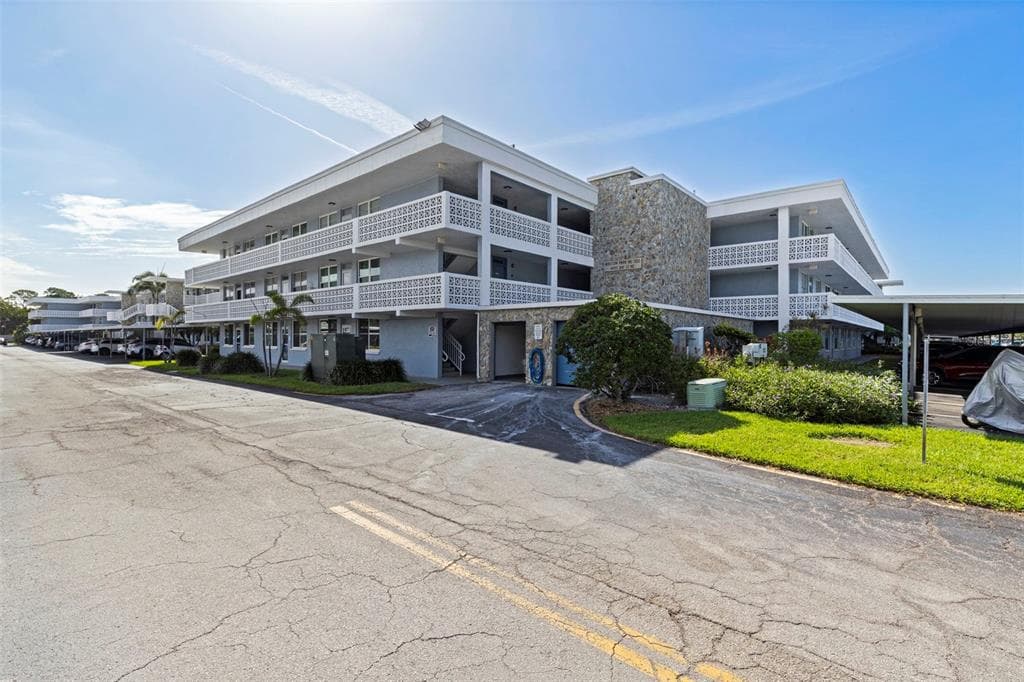 4895 BAY STREET NE UNIT 207 ST PETERSBURG, FL 33703