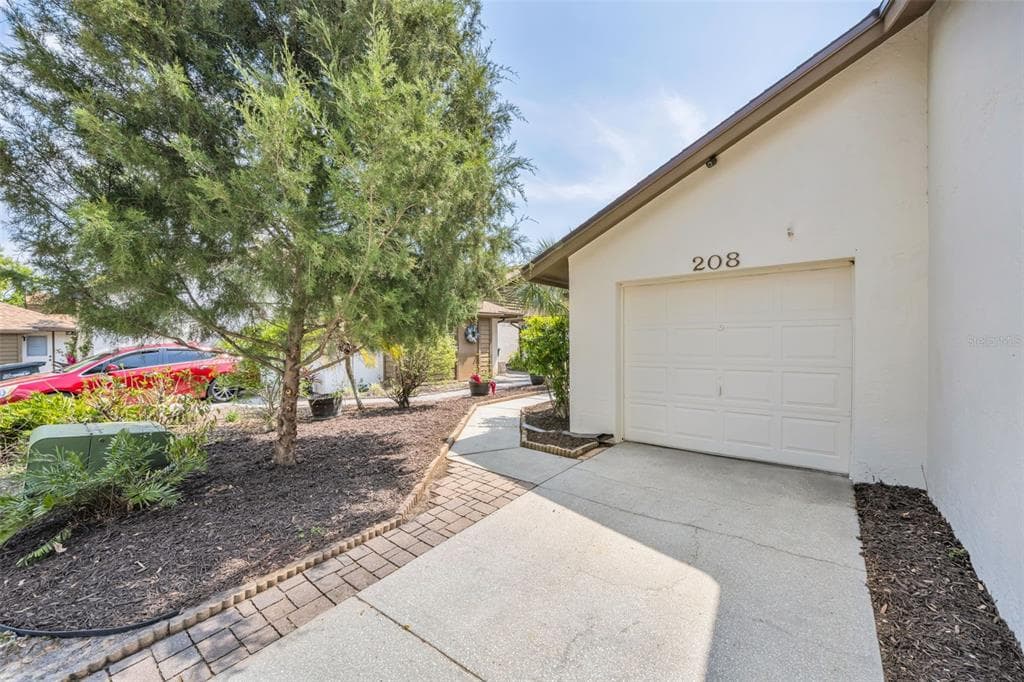 208 LIGHTHOUSE COURT SAFETY HARBOR, FL 34695