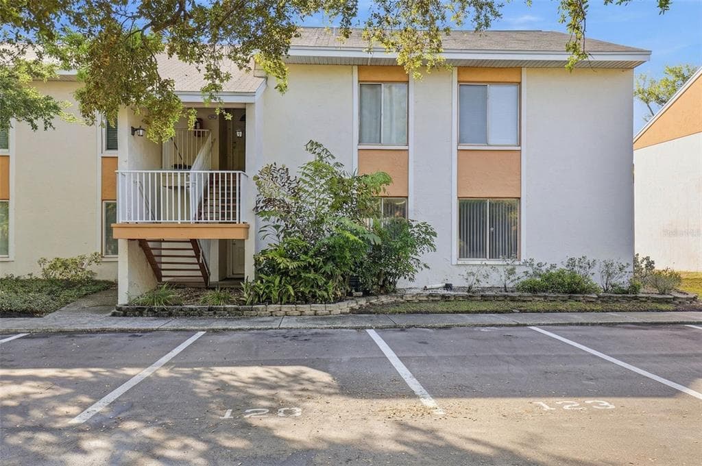 776 100TH AVENUE N UNIT 104 ST PETERSBURG, FL 33702