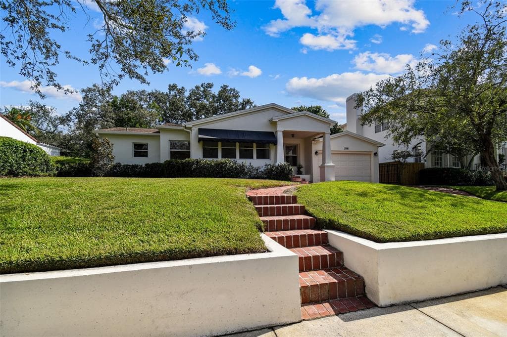 2918 W COACHMAN AVENUE TAMPA, FL 33611