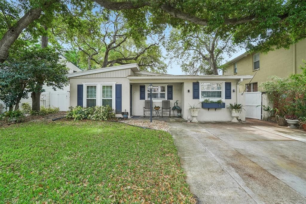 3218 W OAKELLAR AVENUE TAMPA, FL 33611