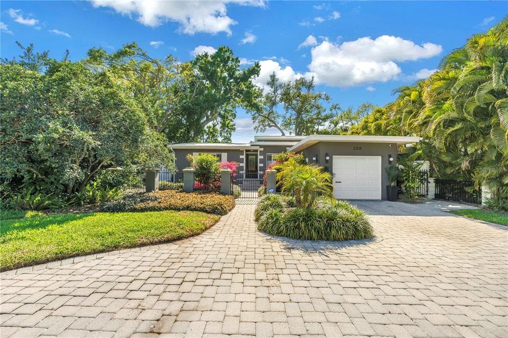 209 BANDERA WAY NE ST PETERSBURG, FL 33704