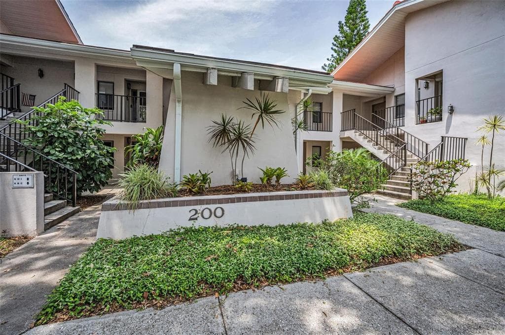 300 S FLORIDA AVENUE UNIT 200J TARPON SPRINGS, FL 34689
