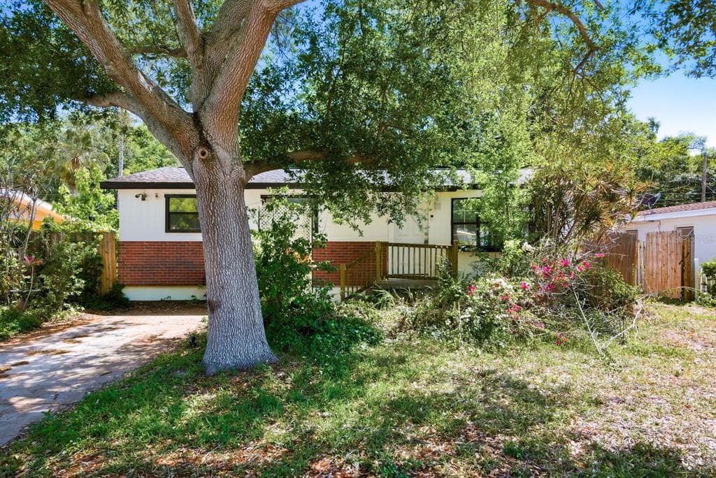 985 CEDARWOOD AVENUE DUNEDIN, FL 34698