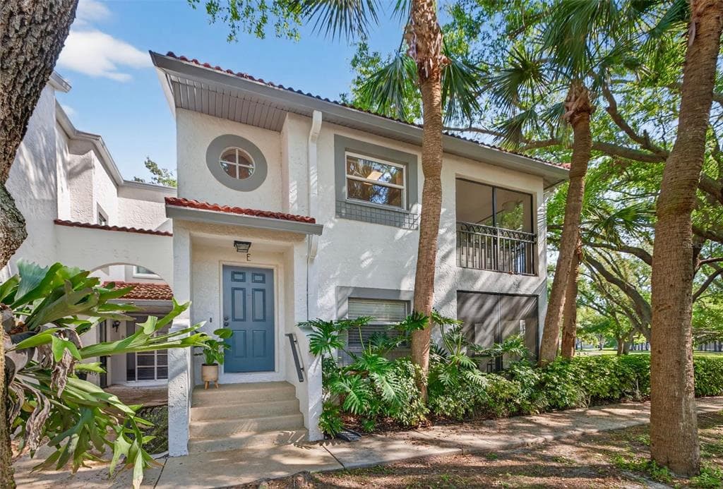 492 SANTA CRUZ PLACE NE UNIT E ST PETERSBURG, FL 33703