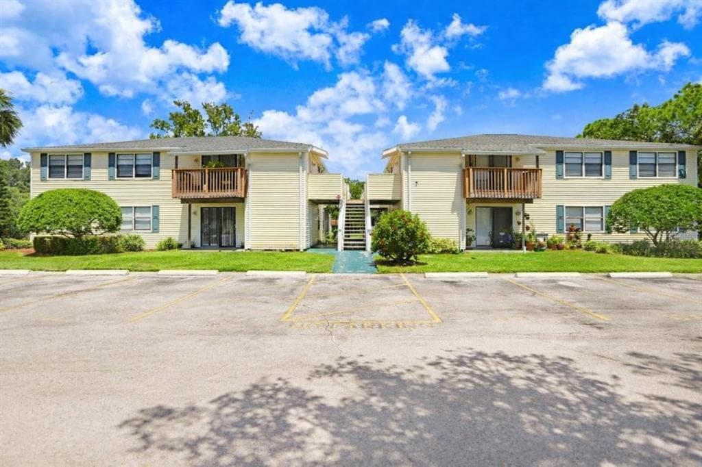 137 HUNTER LAKE DRIVE UNIT C OLDSMAR, FL 34677