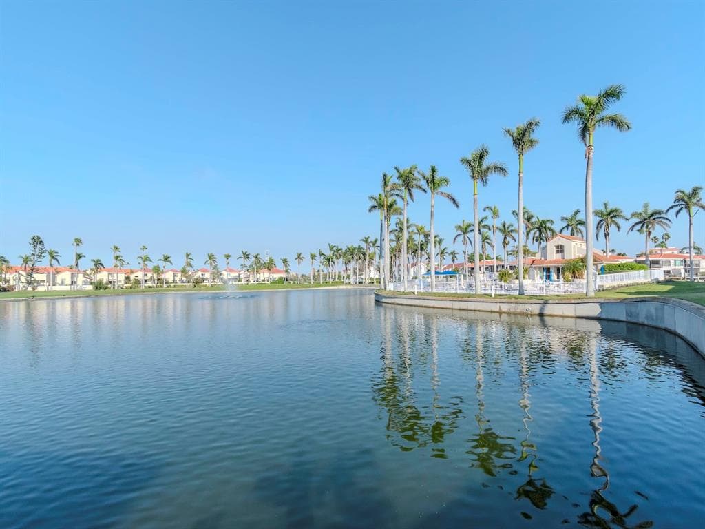 6100 BAHIA DEL MAR CIRCLE UNIT 102 ST PETERSBURG, FL 33715