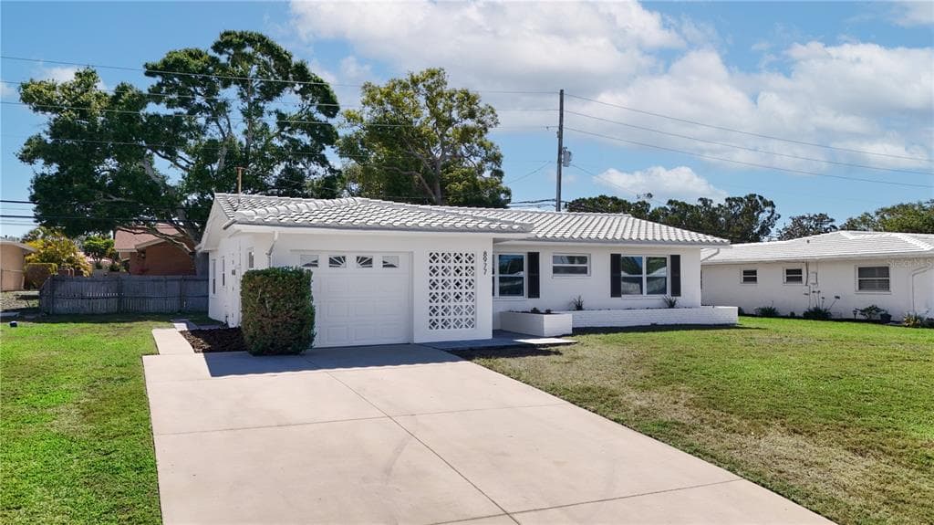 8977 140TH WAY SEMINOLE, FL 33776