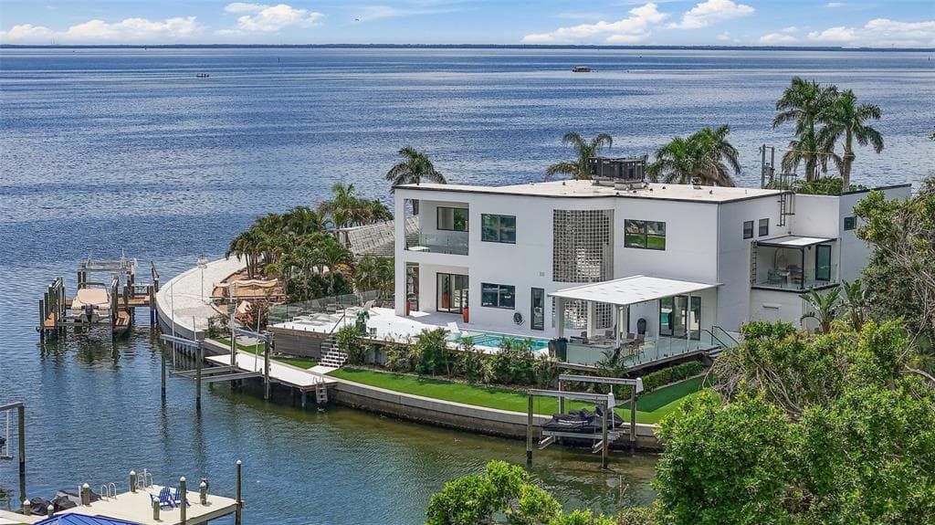 585 DOLPHIN AVENUE SE ST PETERSBURG, FL 33705