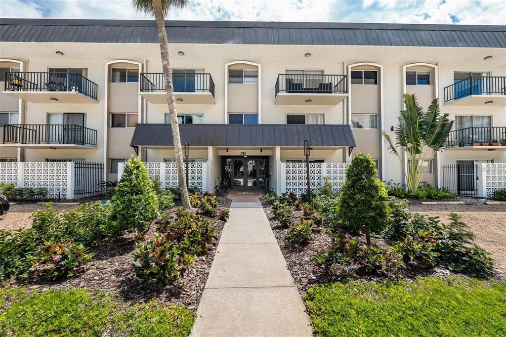 4610 W GRAY STREET UNIT 109 TAMPA, FL 33609