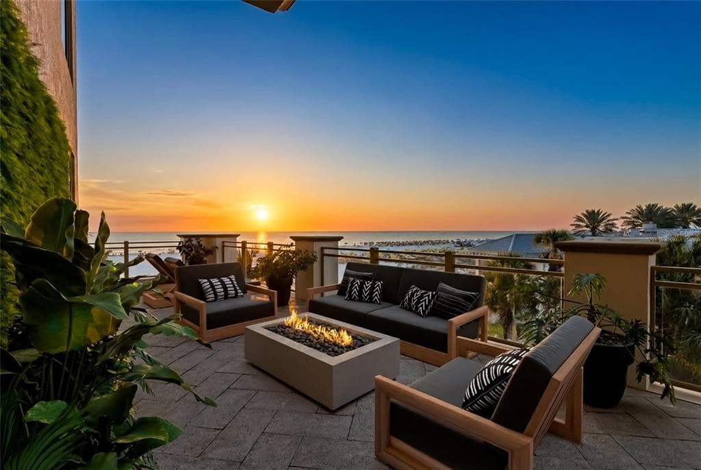 11 BAYMONT STREET UNIT 302 CLEARWATER BEACH, FL 33767
