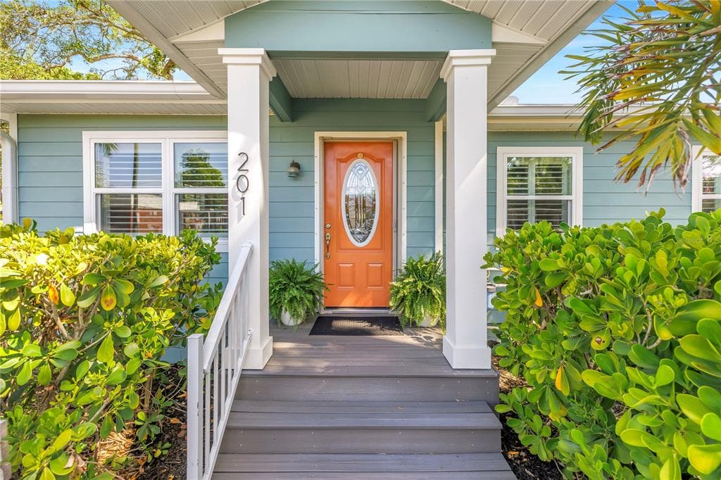 201 35TH AVENUE NE ST PETERSBURG, FL 33704