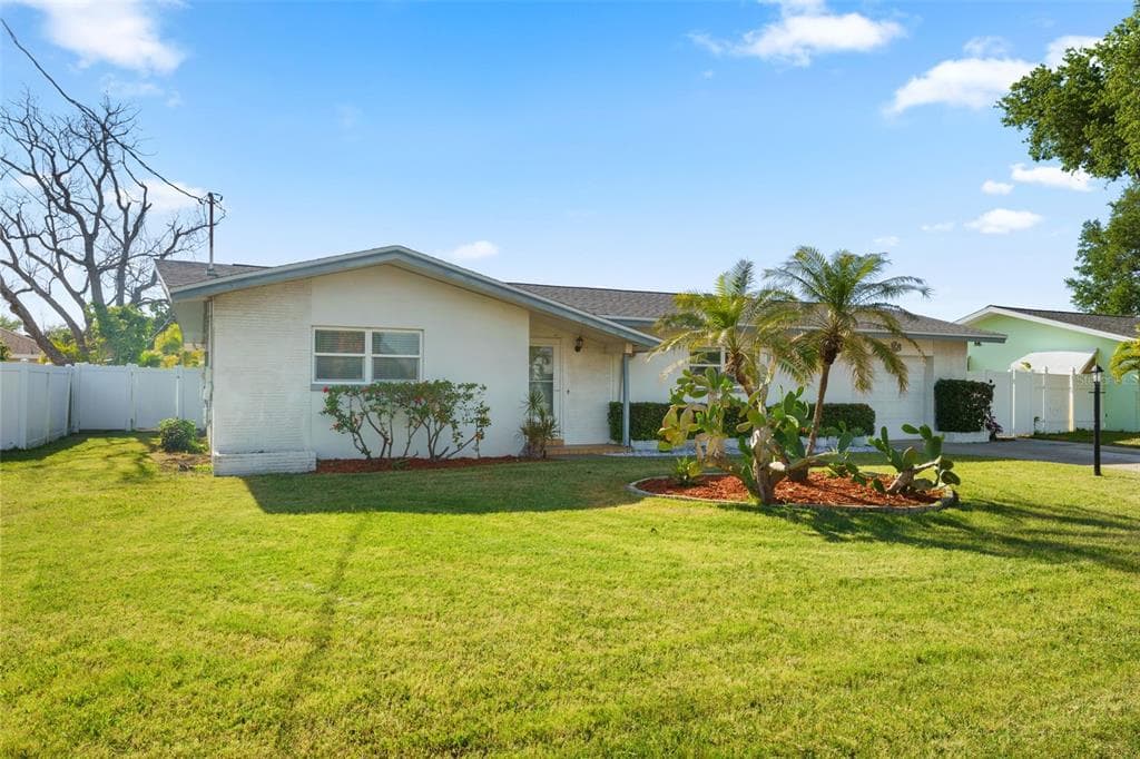 1768 HARBOR CIRCLE E LARGO, FL 33770