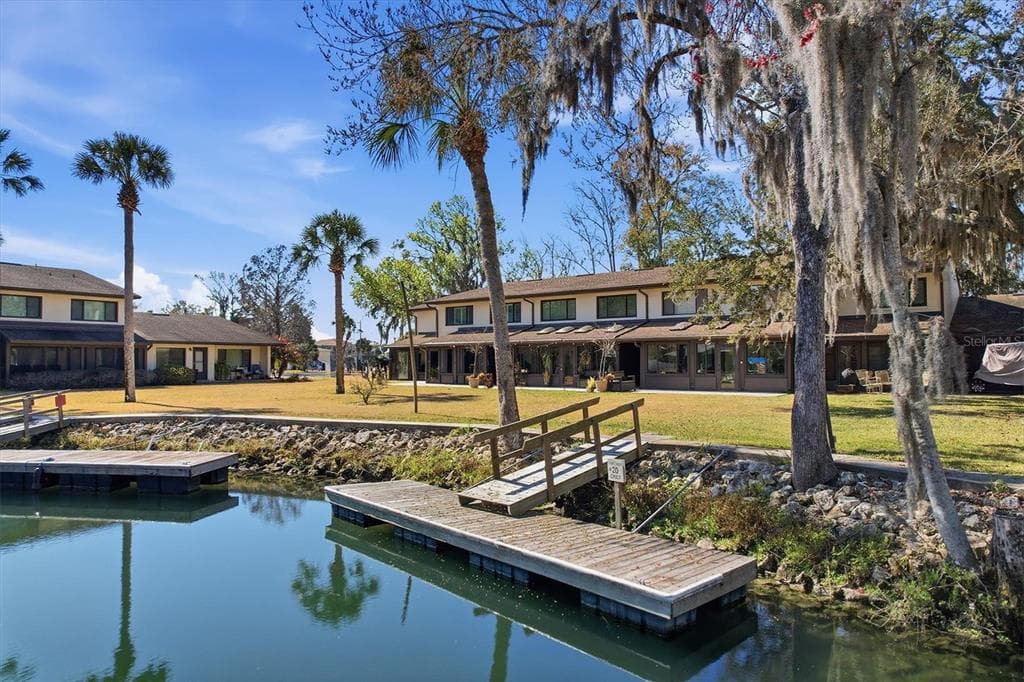 1637 SE PARADISE CIRCLE UNIT 204 CRYSTAL RIVER, FL 34429
