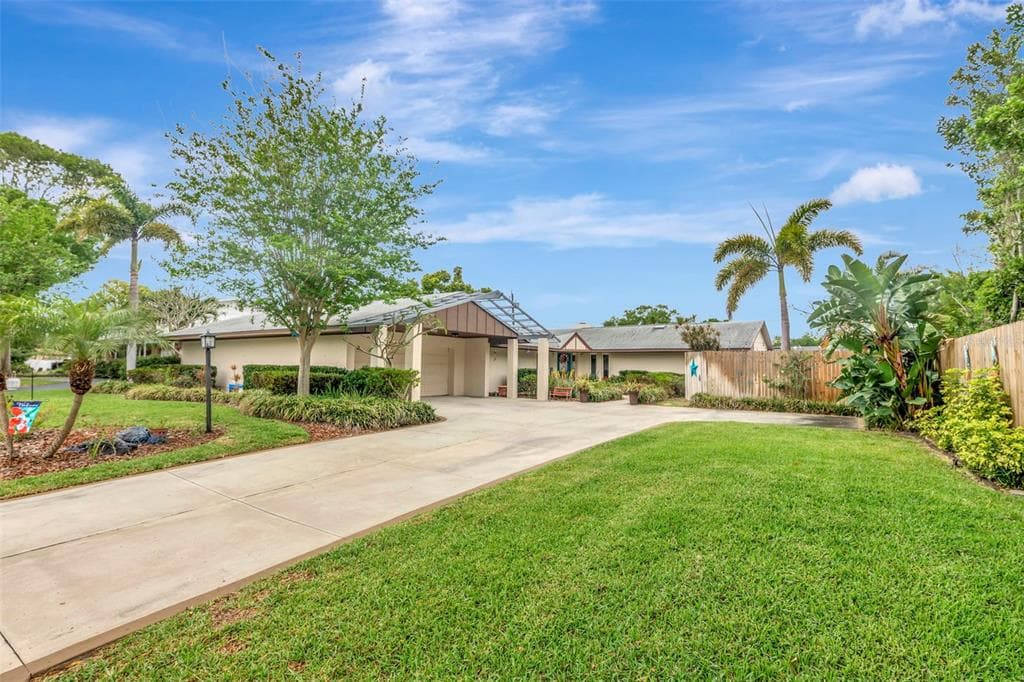 8233 FOREST CIRCLE SEMINOLE, FL 33776