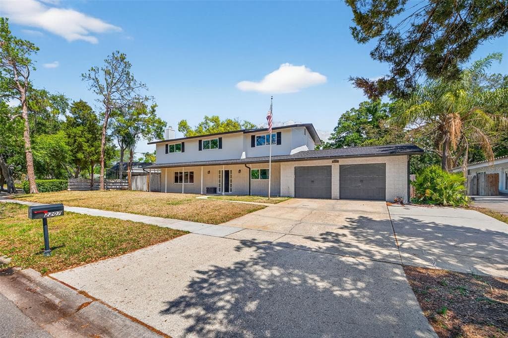 2207 HENNESEN DRIVE CLEARWATER, FL 33764