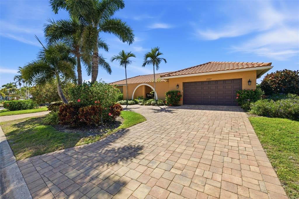1997 HAWAII AVENUE NE ST PETERSBURG, FL 33703