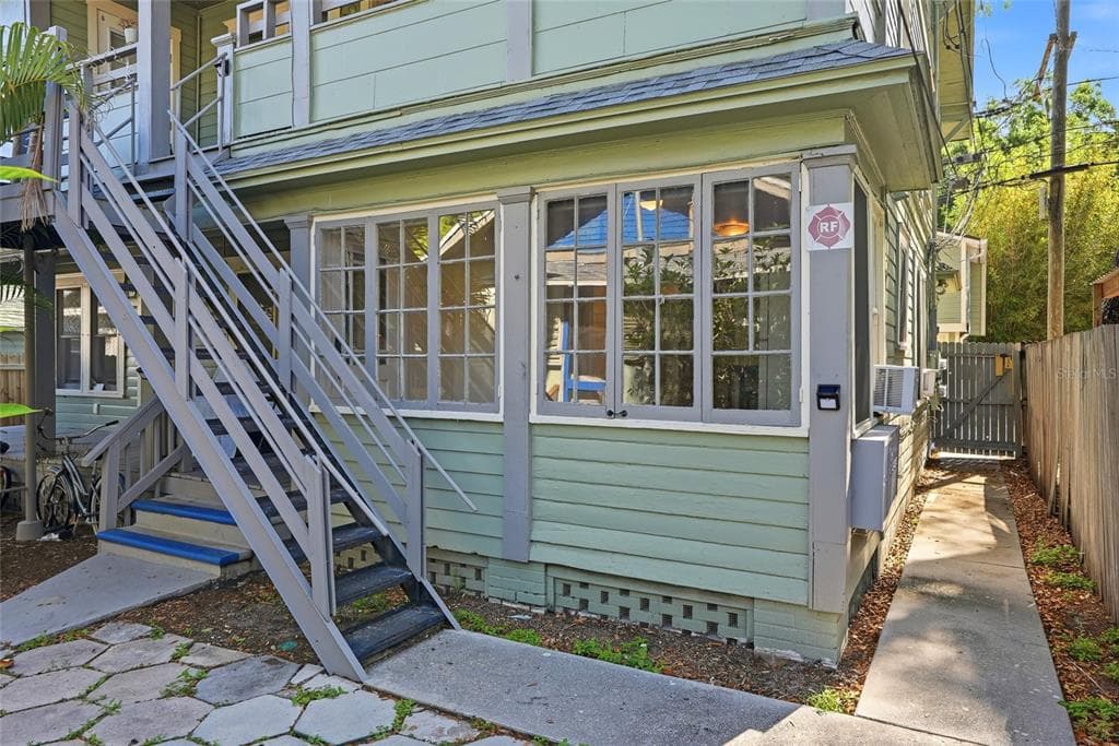 725 8TH STREET N UNIT 1 ST PETERSBURG, FL 33701