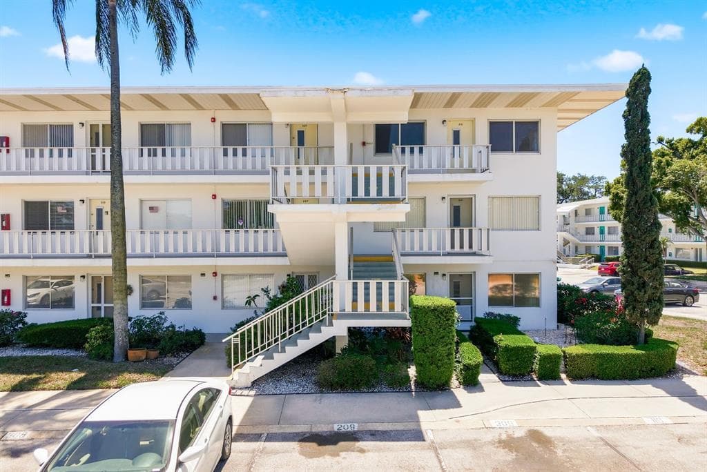 11100 86TH AVENUE UNIT 310 SEMINOLE, FL 33772
