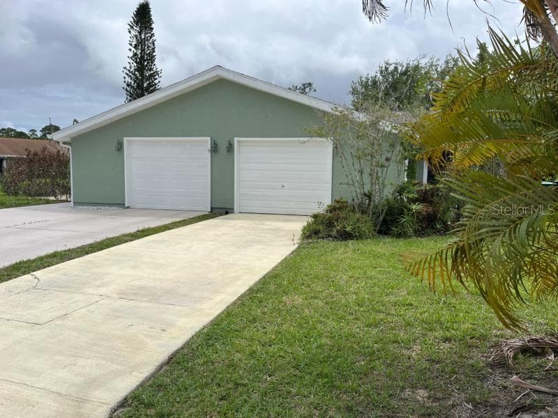 1438 SE LARKWOOD CIRCLE PORT ST LUCIE, FL 34952