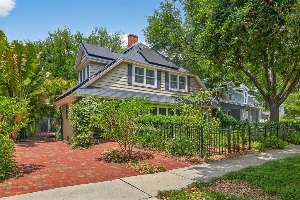 2318 WOODLAWN CIRCLE E ST PETERSBURG, FL 33704