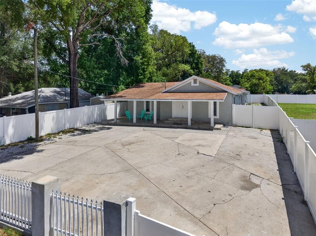 8507 N BROOKS STREET TAMPA, FL 33604