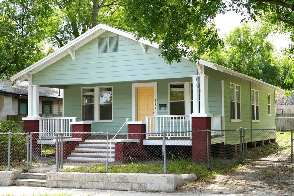 1221 E OSBORNE AVENUE TAMPA, FL 33603