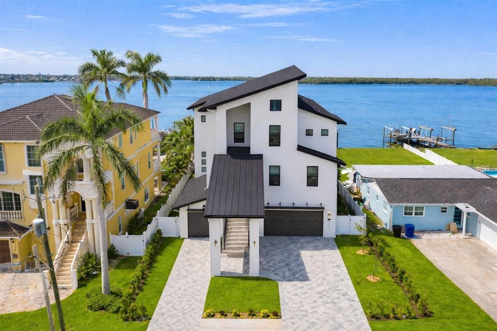 1843 BAYOU GRANDE BOULEVARD NE ST PETERSBURG, FL 33703