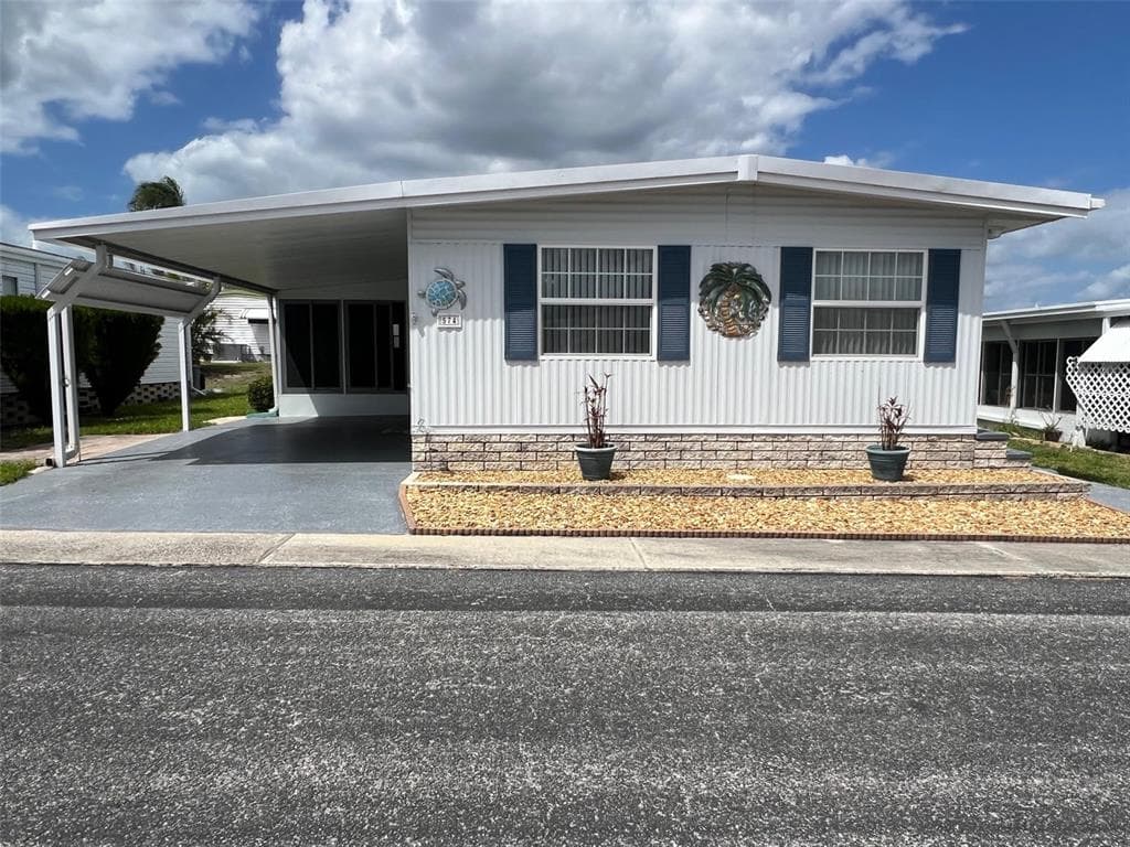 574 QUEEN PALM STREET LARGO, FL 33778