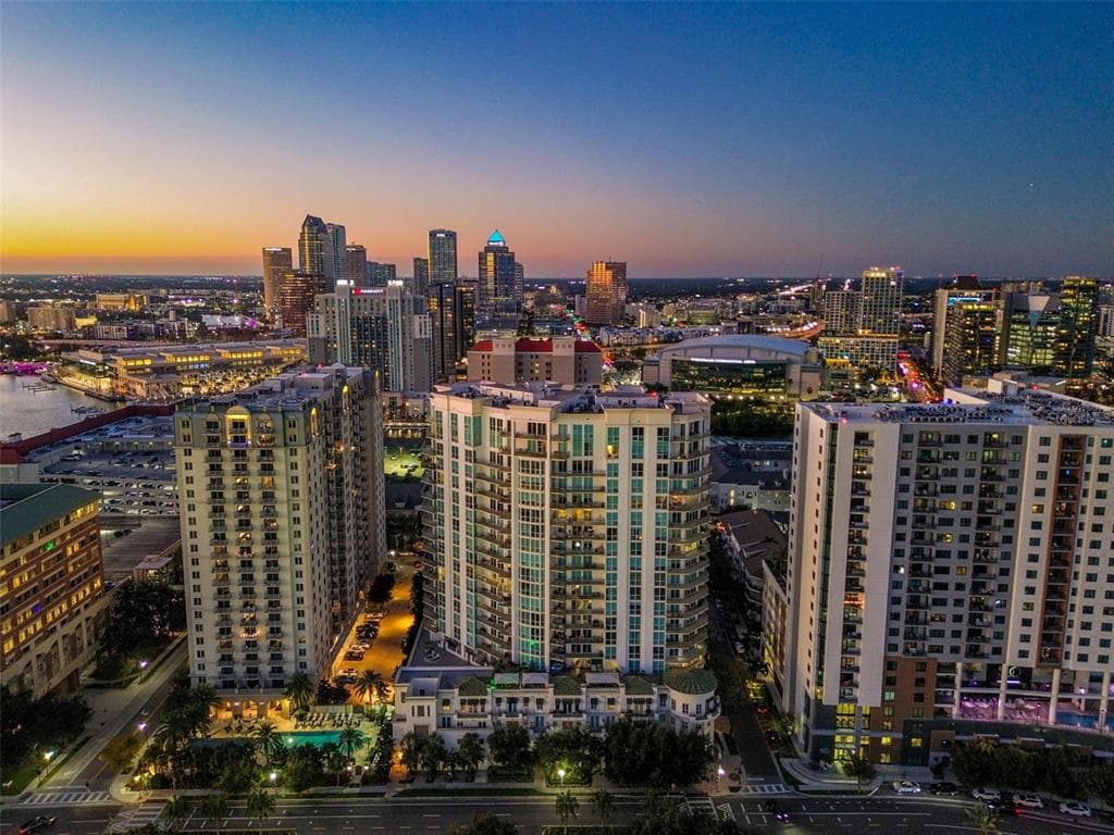 450 KNIGHTS RUN AVENUE UNIT 2004 TAMPA, FL 33602
