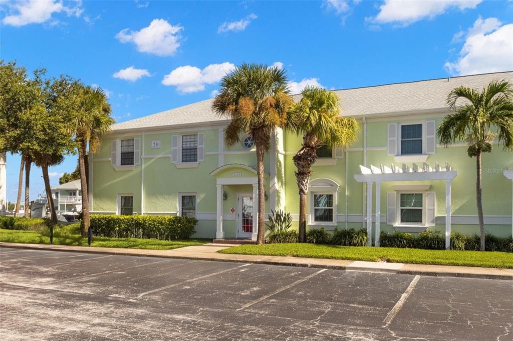 5243 BEACH DRIVE SE UNIT B ST PETERSBURG, FL 33705