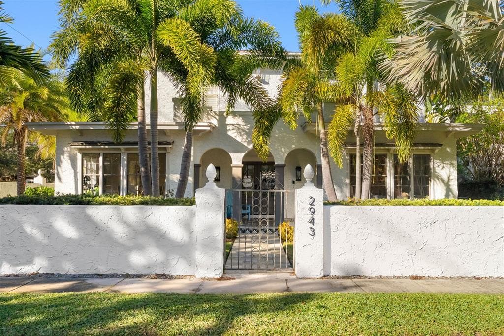 2943 W BAYSHORE COURT TAMPA, FL 33611