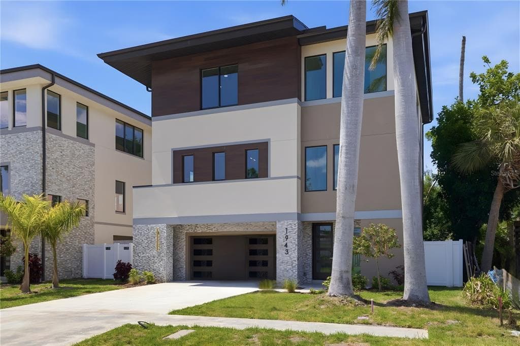 1943 SHORE ACRES BOULEVARD NE ST PETERSBURG, FL 33703