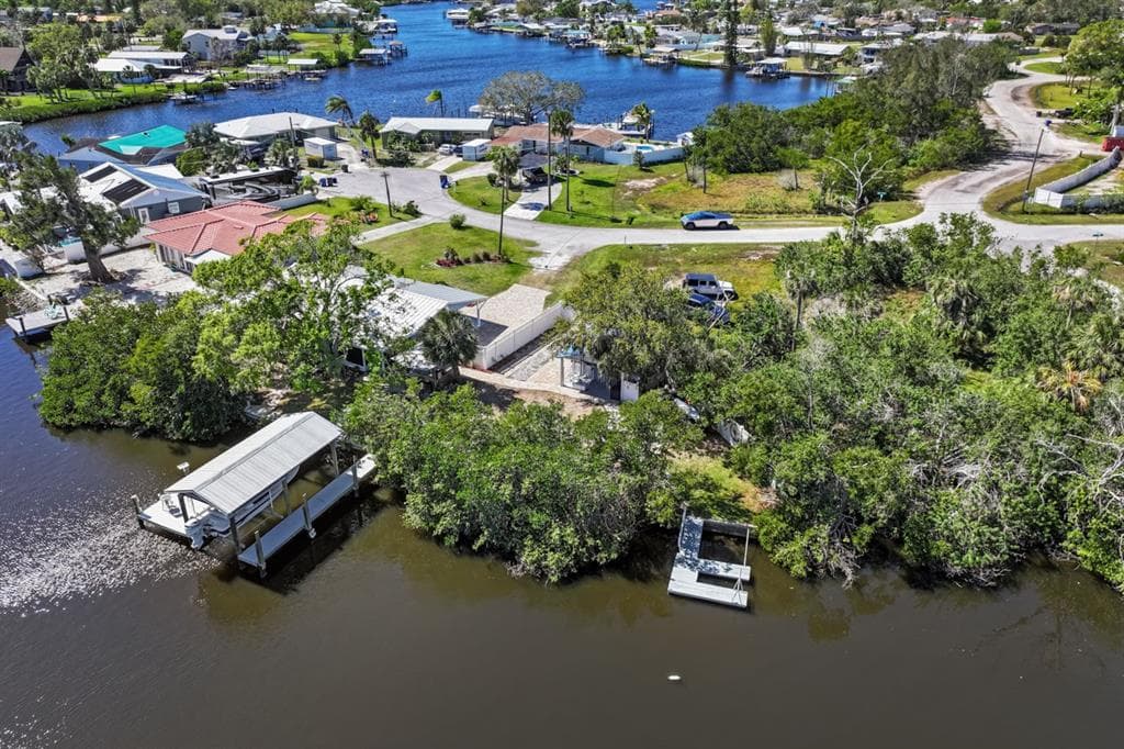 107 6TH STREET NW RUSKIN, FL 33570
