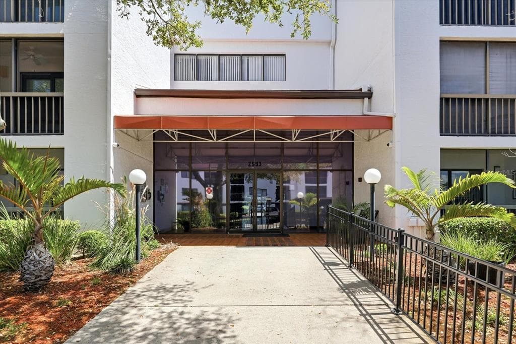 2593 COUNTRYSIDE BOULEVARD UNIT 7301 CLEARWATER, FL 33761